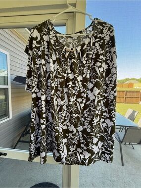 Liz Claiborne Black and White Floral Keyhole Blouse